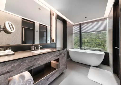 Inter City 270° Executive Suite (Parlor + Spacious And Bright + Sealy Mattress)