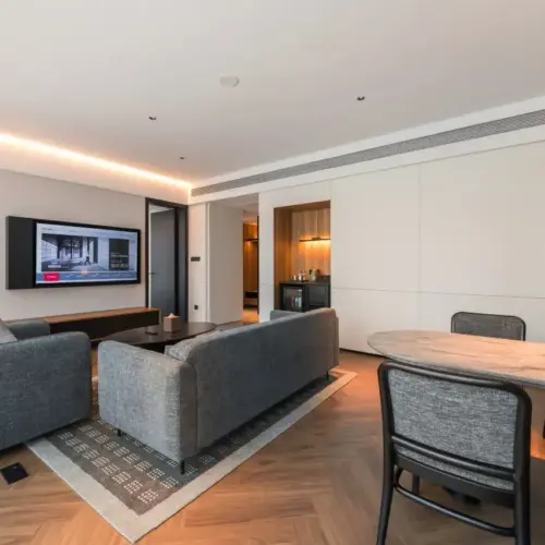 Inter City 270° Executive Suite (Parlor + Spacious And Bright + Sealy Mattress)