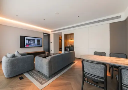 Inter City 270° Executive Suite (Parlor + Spacious And Bright + Sealy Mattress)