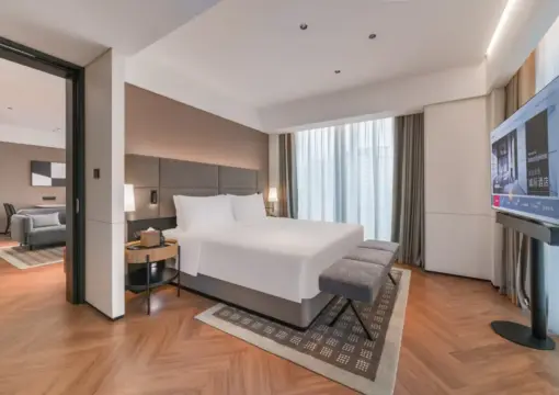 Inter City 270° Executive Suite (Parlor + Spacious And Bright + Sealy Mattress)