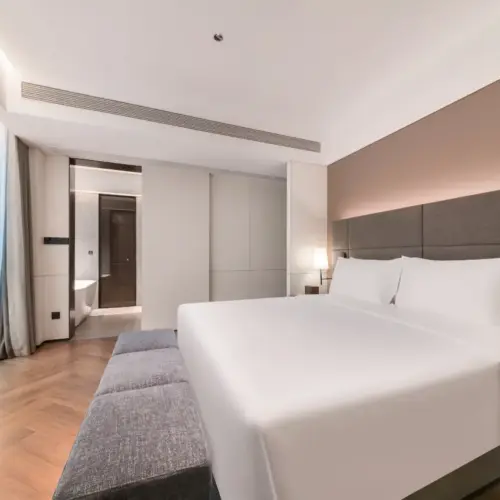 Inter City 270° Executive Suite (Parlor + Spacious And Bright + Sealy Mattress)