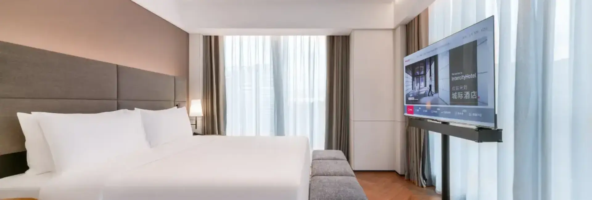 Inter City 270° Executive Suite (Parlor + Spacious And Bright + Sealy Mattress)